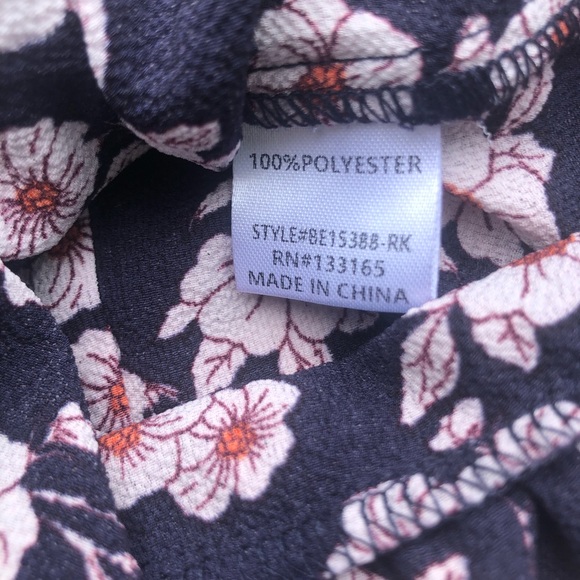 Everleigh floral blouse crossover wrap style women’s size large top - Picture 13 of 13